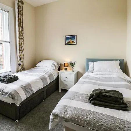 Flat 3 Apartment *