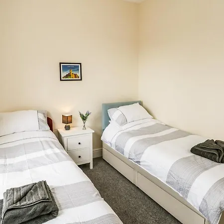 Flat 3 Apartment *